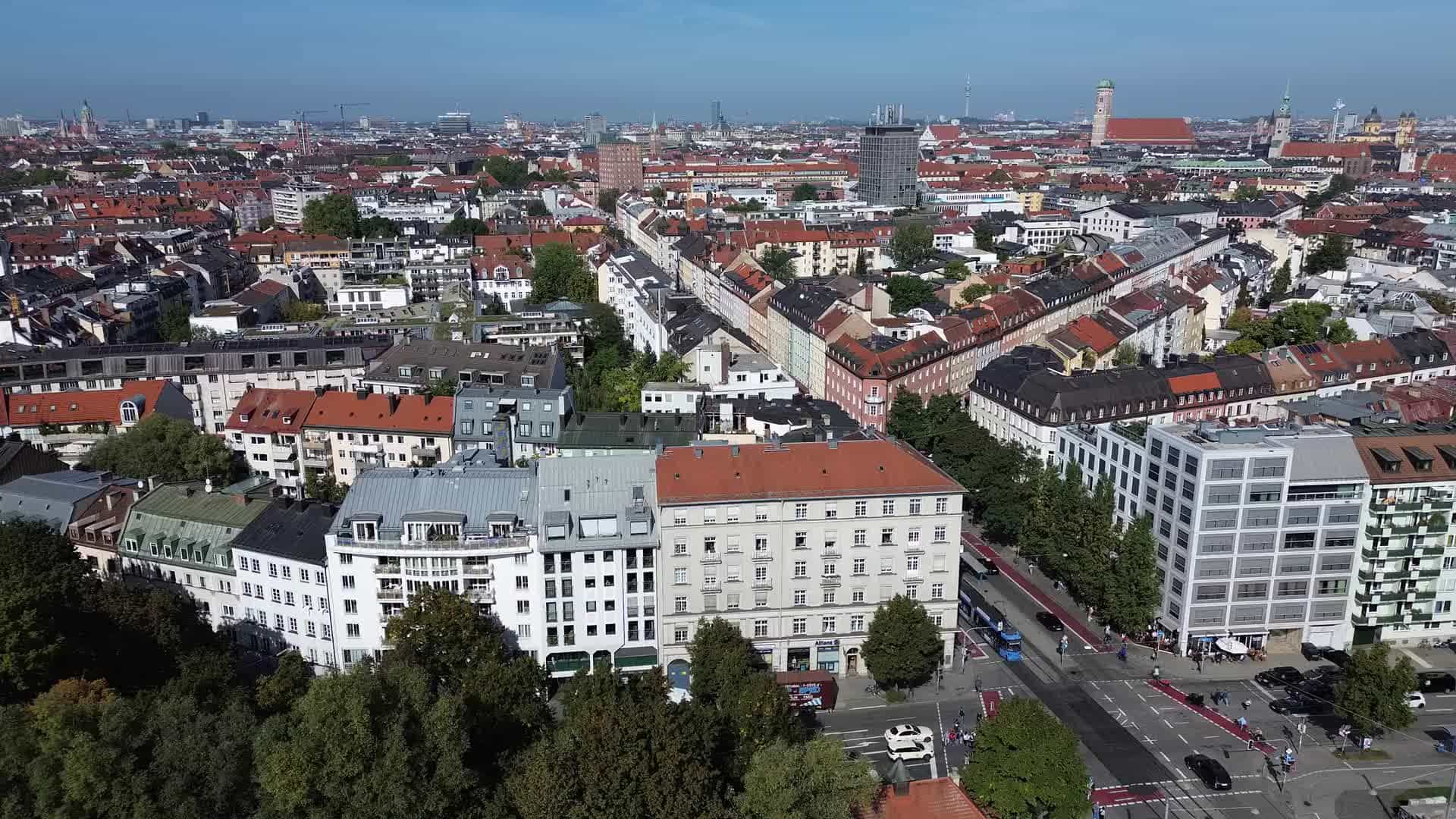 Luftaufnahme einer bayerischen Stadt bei Sonnenuntergang