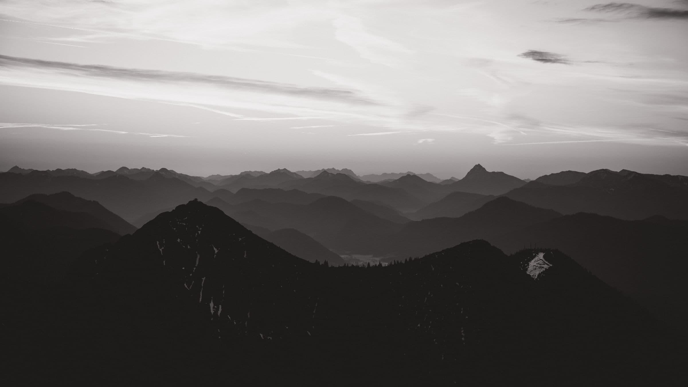 Morgenstimmung über den Alpen – Drohnenaufnahme in Bayern