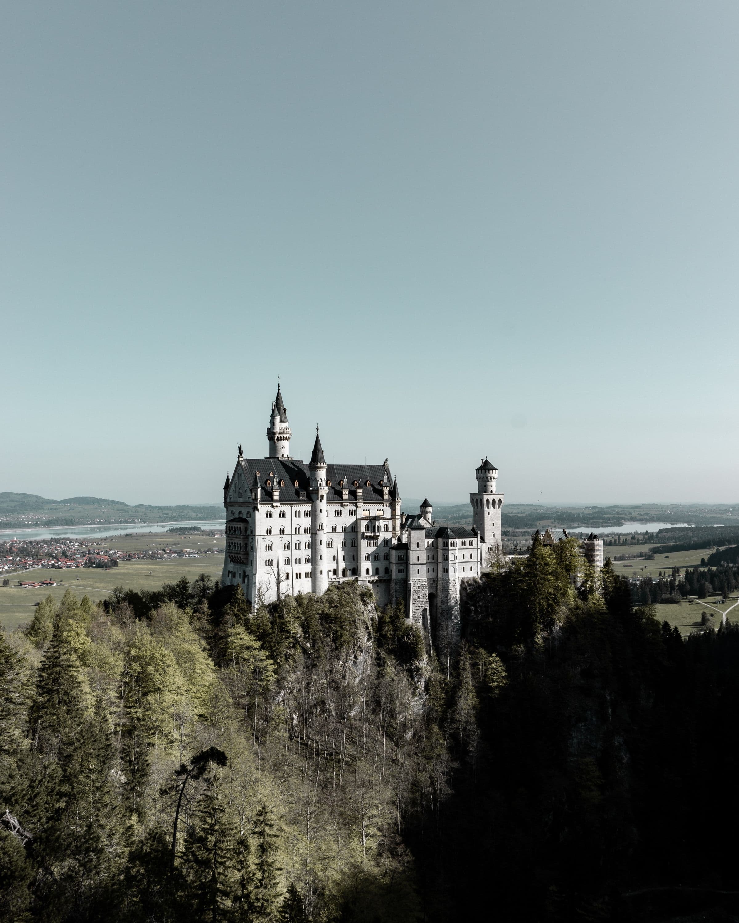 Schloss in den Alpen – Drohnenaufnahme in Bayern